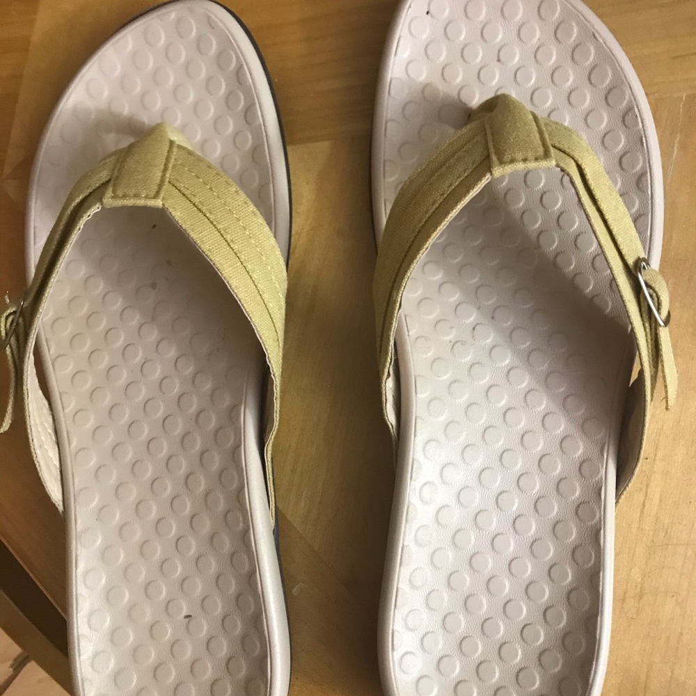 Vionic Sandals- size 9 yellow